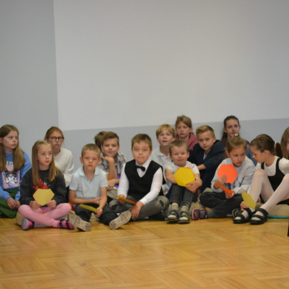 Mazās zāles atklāšanas svētki - 2.,3. klašu skolēni sēž uz sēžampufiem