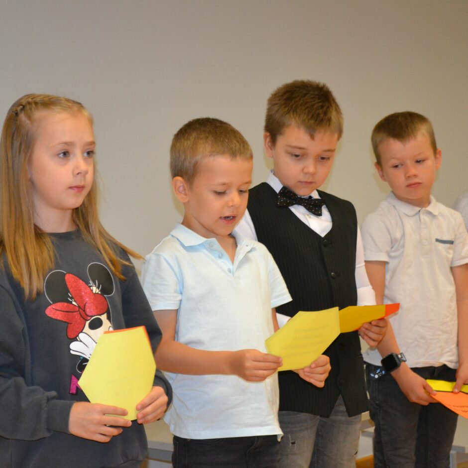 Mazās zāles atklāšanas svētki - 2.klašu skolēni lasa
