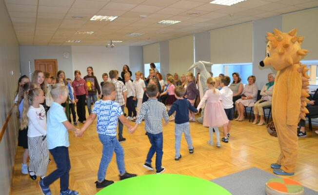 Mazās zāles atklāšanas svētki - Skolēni iet rotaļās