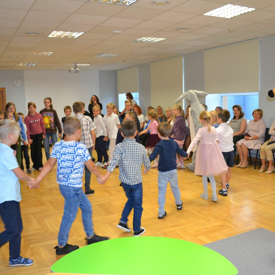 Mazās zāles atklāšanas svētki - Skolēni iet rotaļās