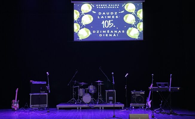 Ogres Kultūras Centra skatuve. Skolas 105. jubileja.