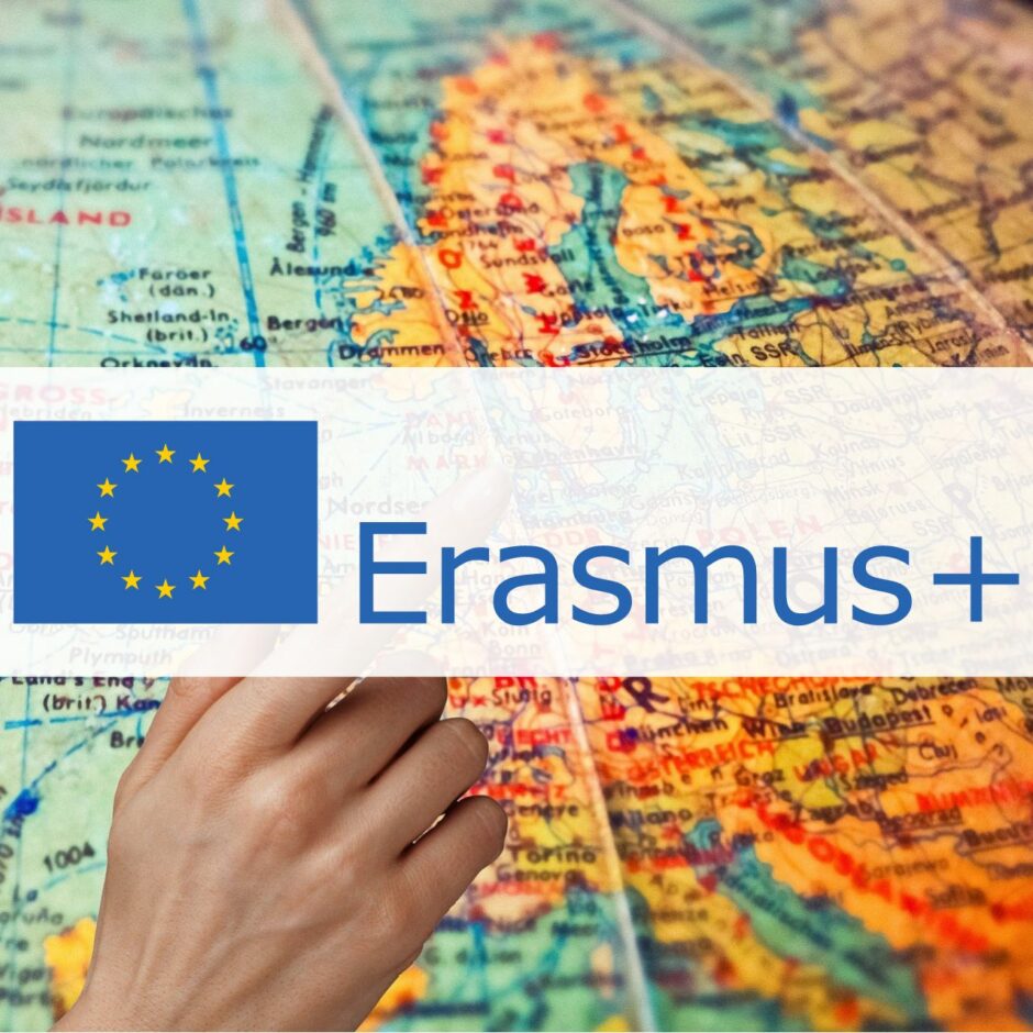 Erasmus+ logotips uz globusa