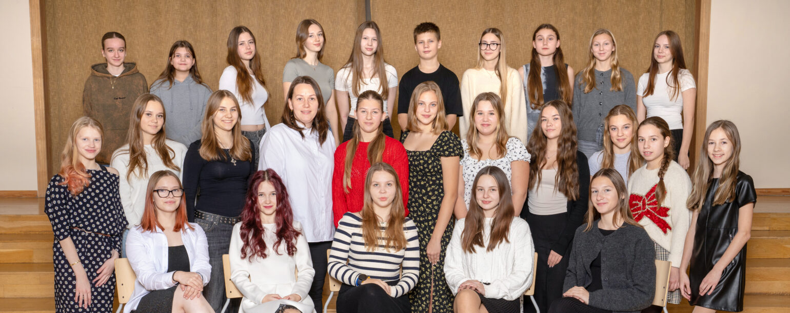 Skolēnu pašpārvalde pie skolas Lielās zāles skatuves
