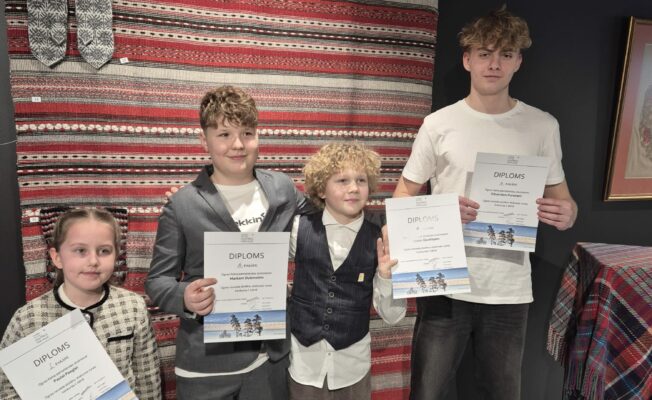 Ogres novada Skatuves runas konkursa laureāti Paula Paegle, Marks Dubinskis, Dāvis Āboltiņš un Eduards Purens ar konkursā iegūtajiem diplomiem