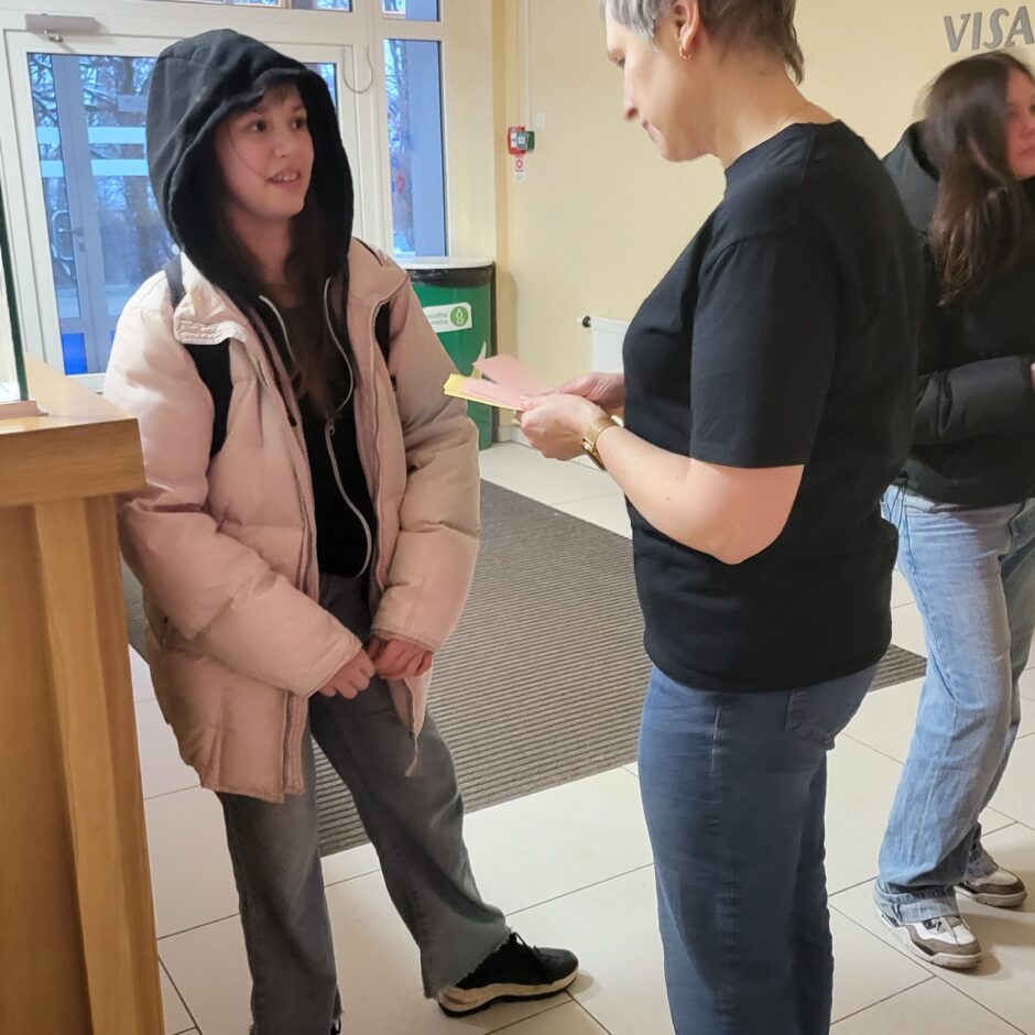 MOT trenere Gita Brodzinska sarunā ar skolēniem