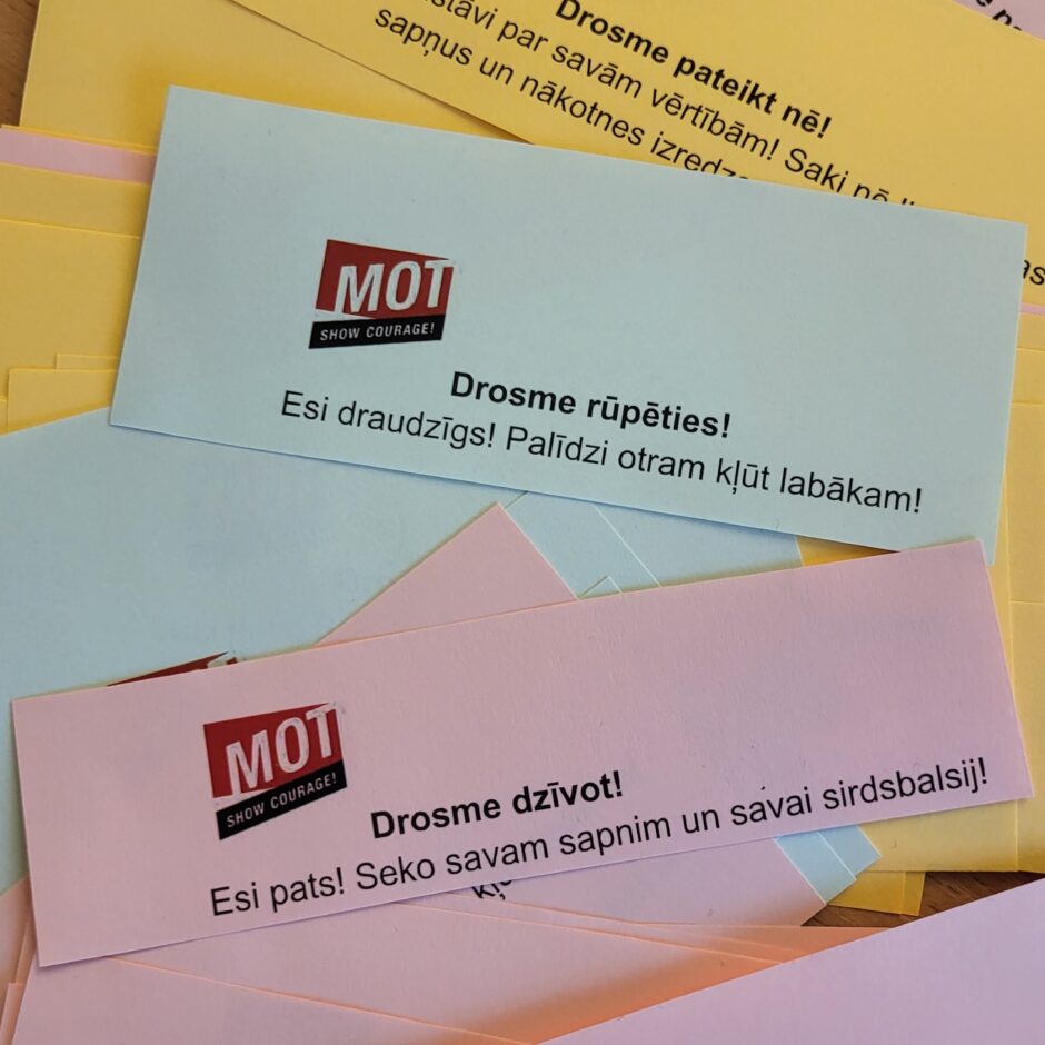 Lapiņas ar MOT devīzēm