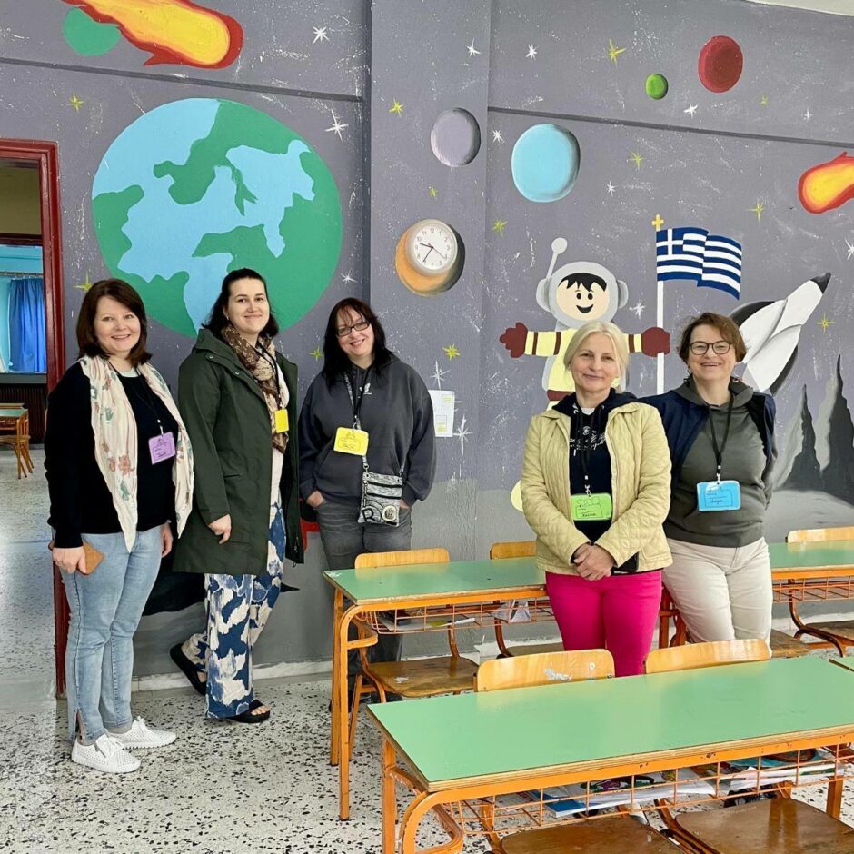 Skolas atbalsta personāla komanda - Daira Kristapsone, Liene Mihailova, Maija Zvilna, Vēsma Sirmā un Līga Volonte Erasmus+ projekta aktivitātē Grieķijā