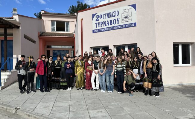 Skolēnu grupa pie vietējās skolas Erasmus+ projekta aktivitātē Griekijā.
