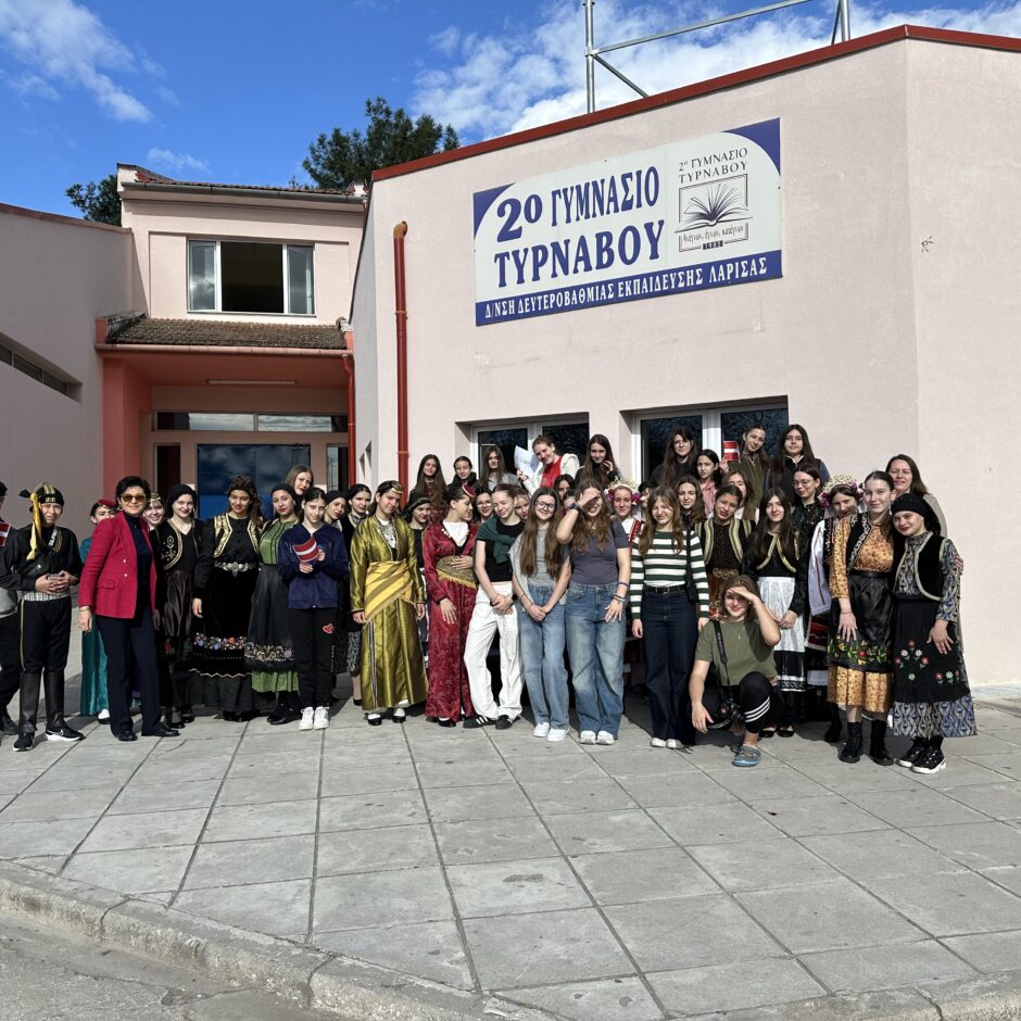 Skolēnu grupa pie vietējās skolas Erasmus+ projekta aktivitātē Griekijā.