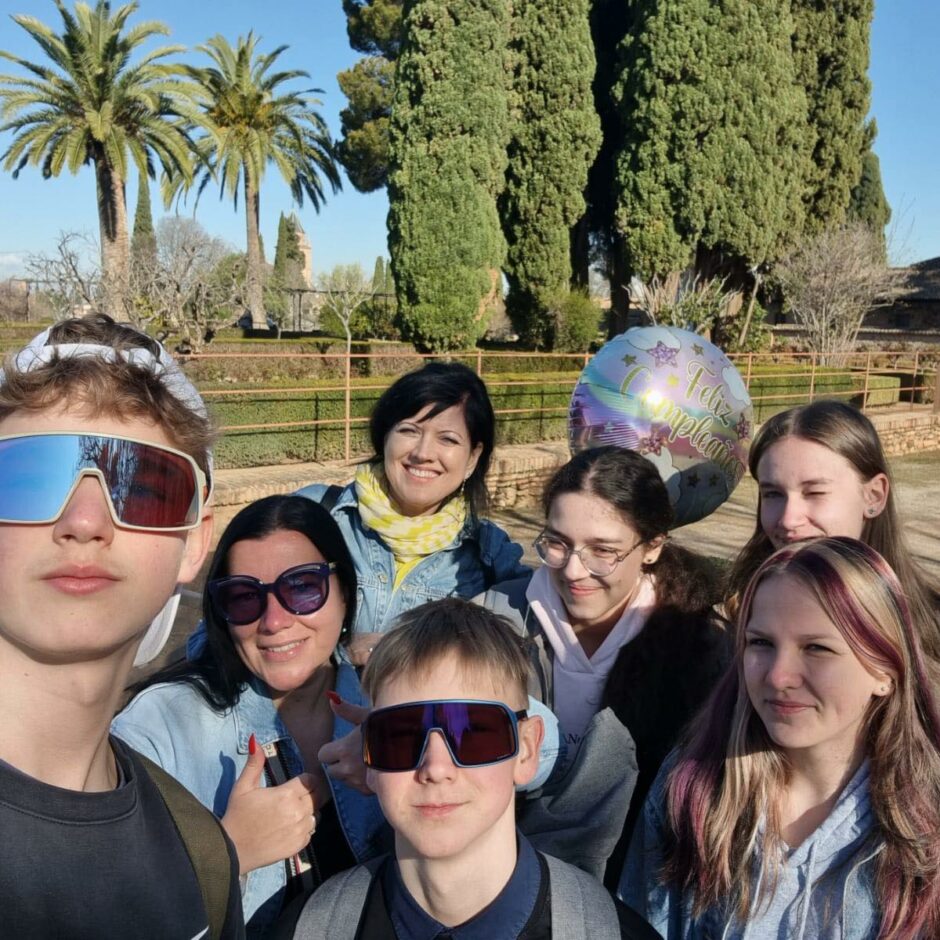 Skolotājas Dana Faivelsone un Kristīne Treimane ar skolēnu grupu Erasmus+ projekta aktivitātē Spānijā.