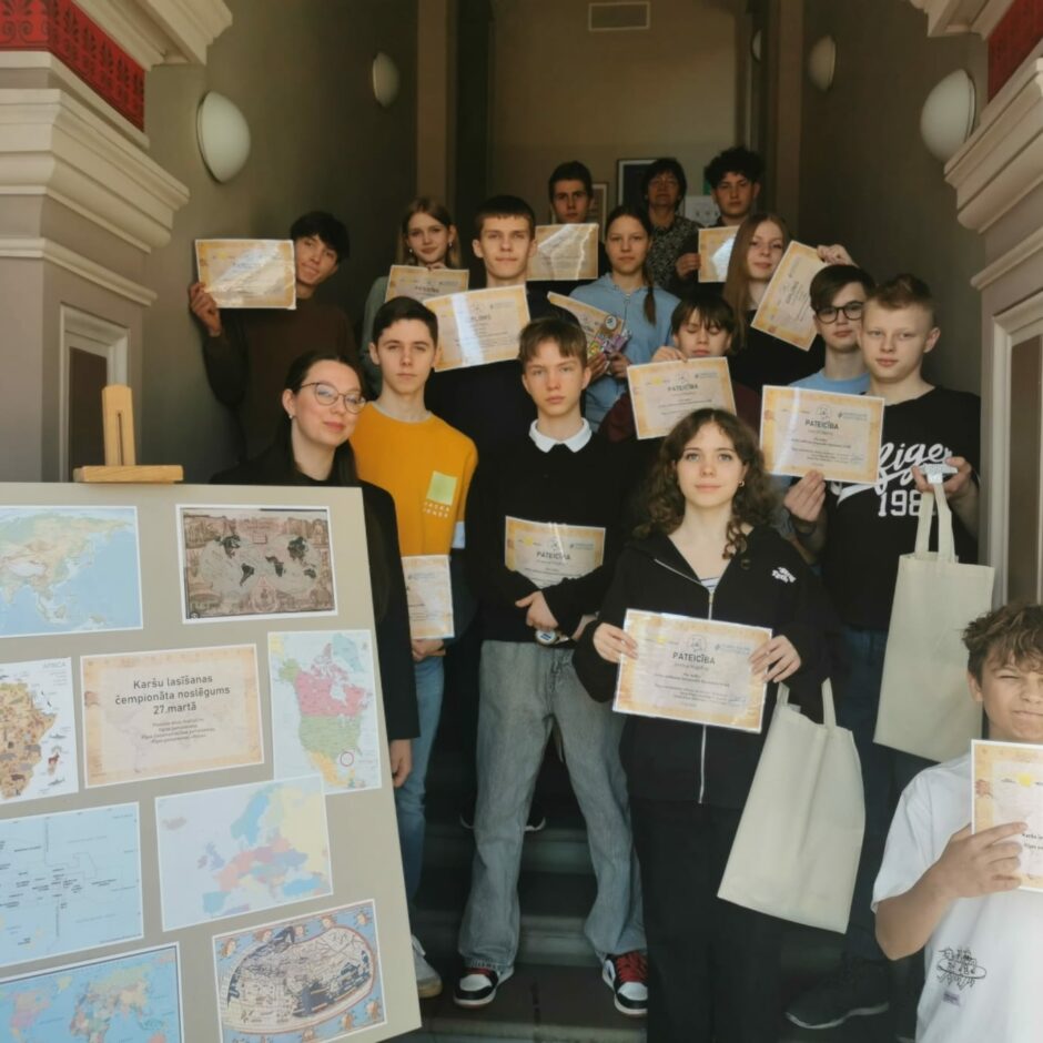 Karšu lasīšanas čempionāta laureātu kopbilde.