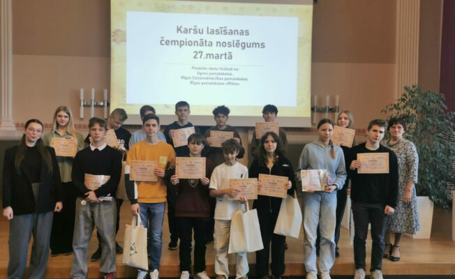 Karšu lasīšanas čempionāta laureātu kopbilde.