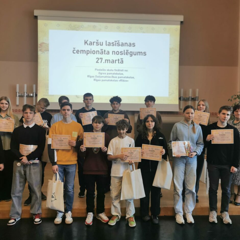 Karšu lasīšanas čempionāta laureātu kopbilde.
