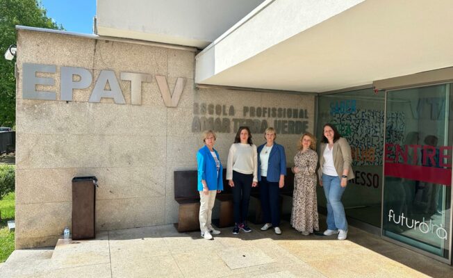 Attēlā redzama skolas vadības komanda pie skolas Vila Verde, Portugālē