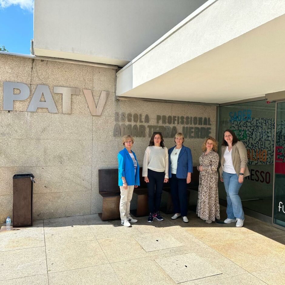 Attēlā redzama skolas vadības komanda pie skolas Vila Verde, Portugālē