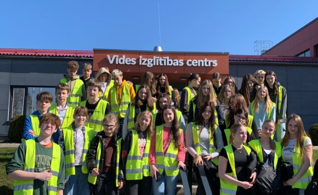 Attēlā redzami 7.c un 7.e skolēni ekskursijā GetliņiEko