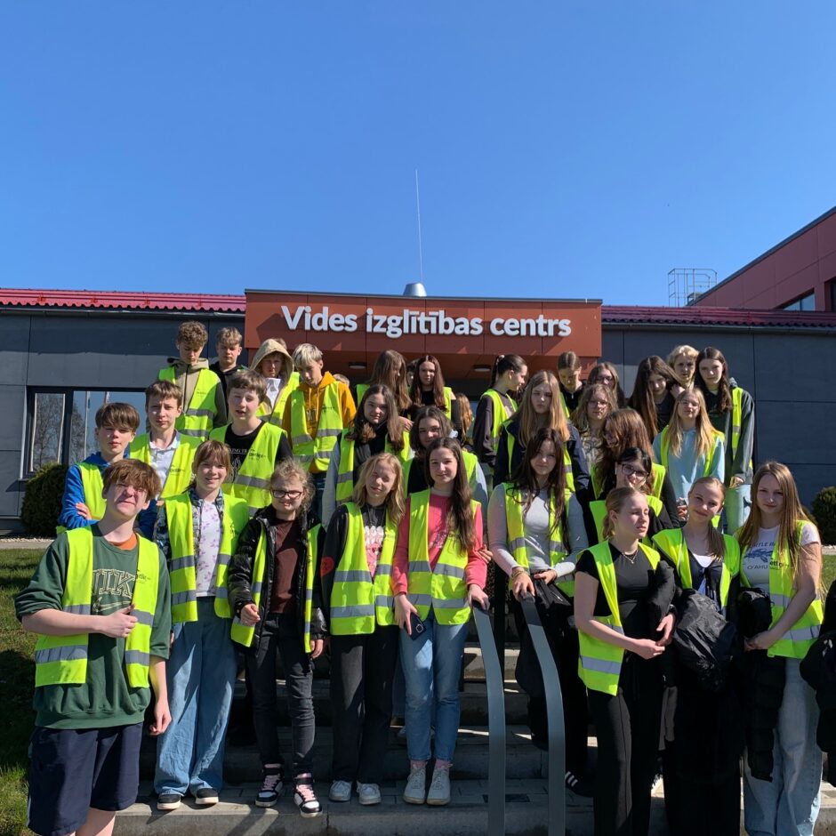 Attēlā redzami 7.c un 7.e skolēni ekskursijā GetliņiEko