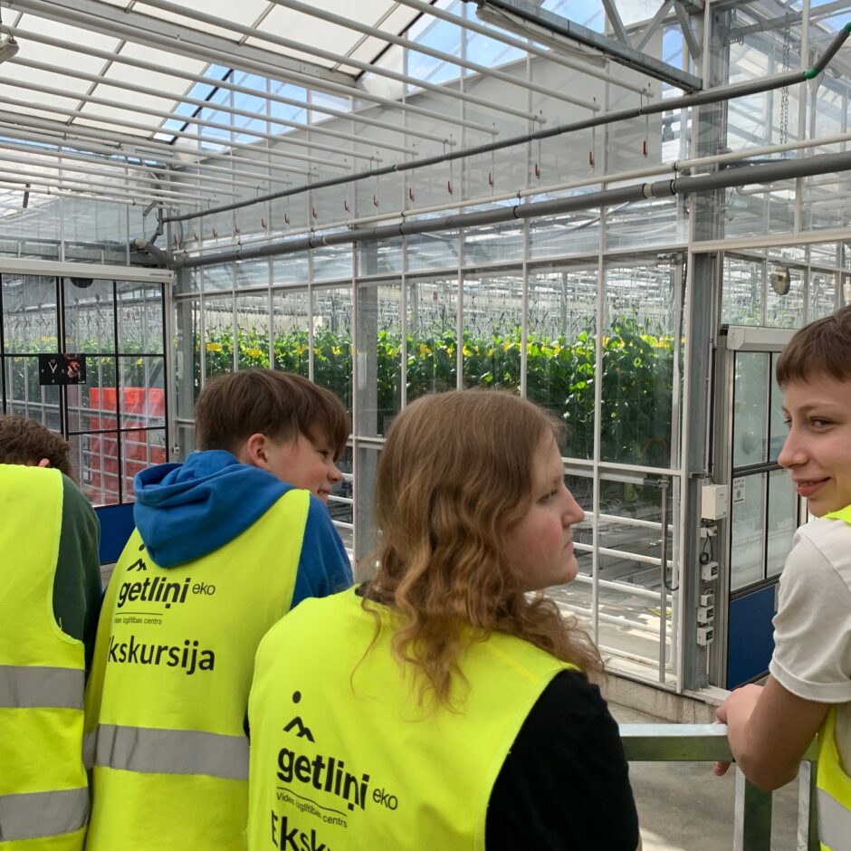 Attēlā redzami 7.c un 7.e skolēni ekskursijā GetliņiEko