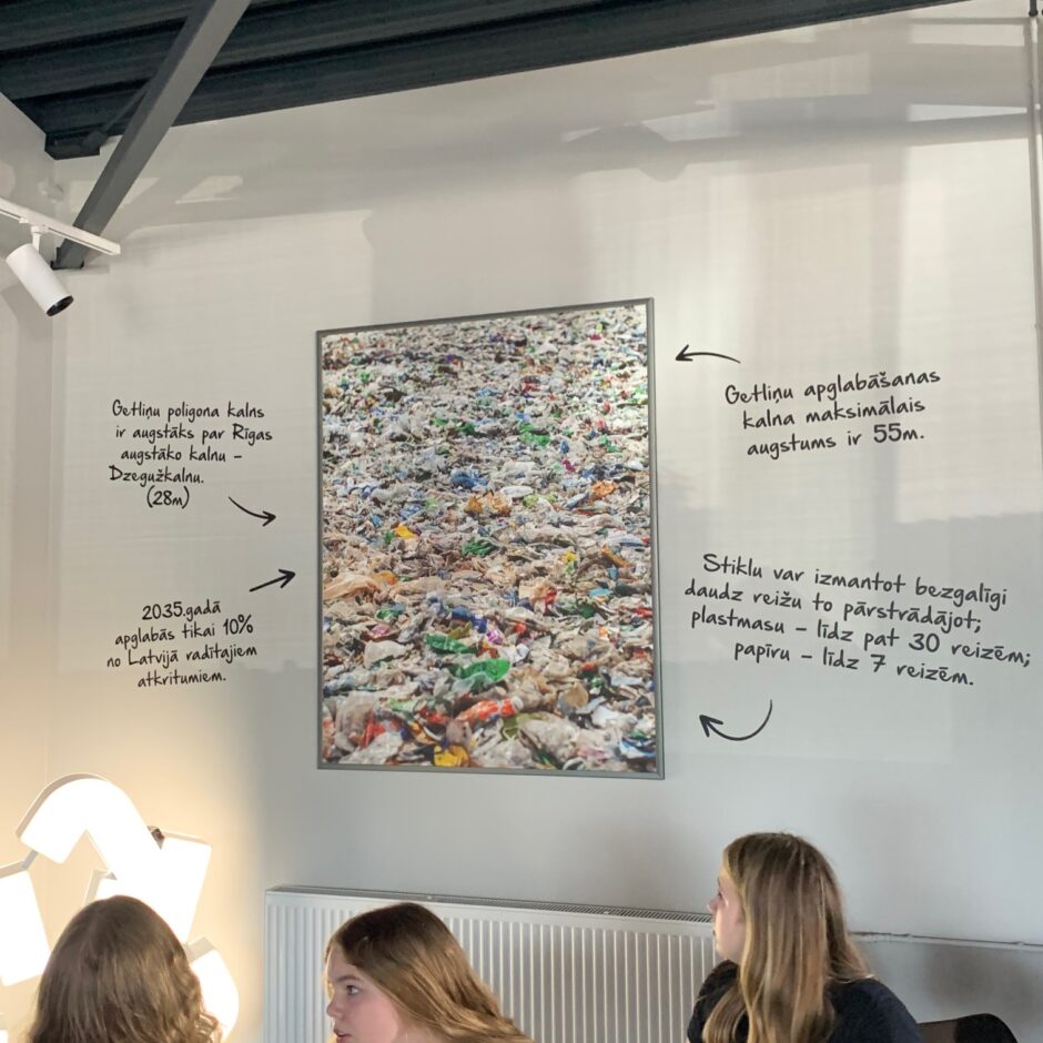 Attēlā redzami 7.c un 7.e skolēni ekskursijā GetliņiEko