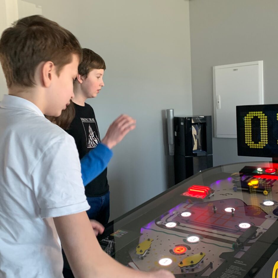 Attēlā redzami 7.c un 7.e skolēni ekskursijā GetliņiEko