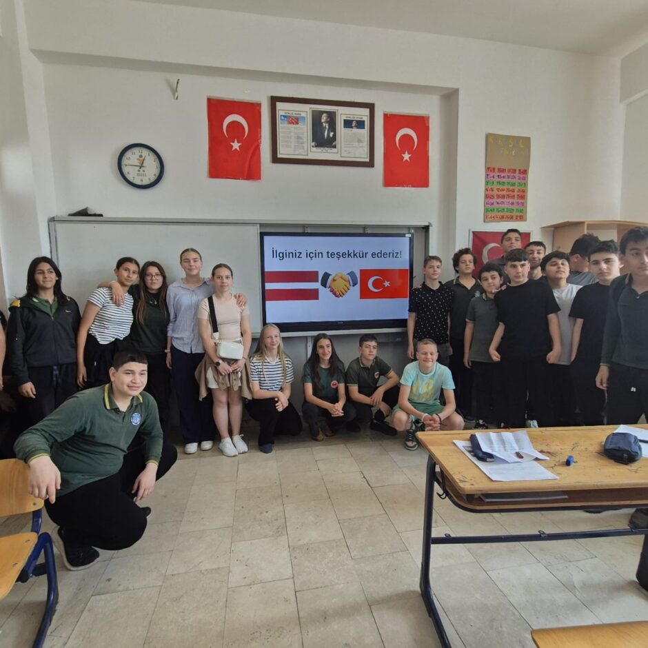 Attēlā redzami mūsu skolas skolēni un Turcijas skolas skolēni mācību klasē Turcijā