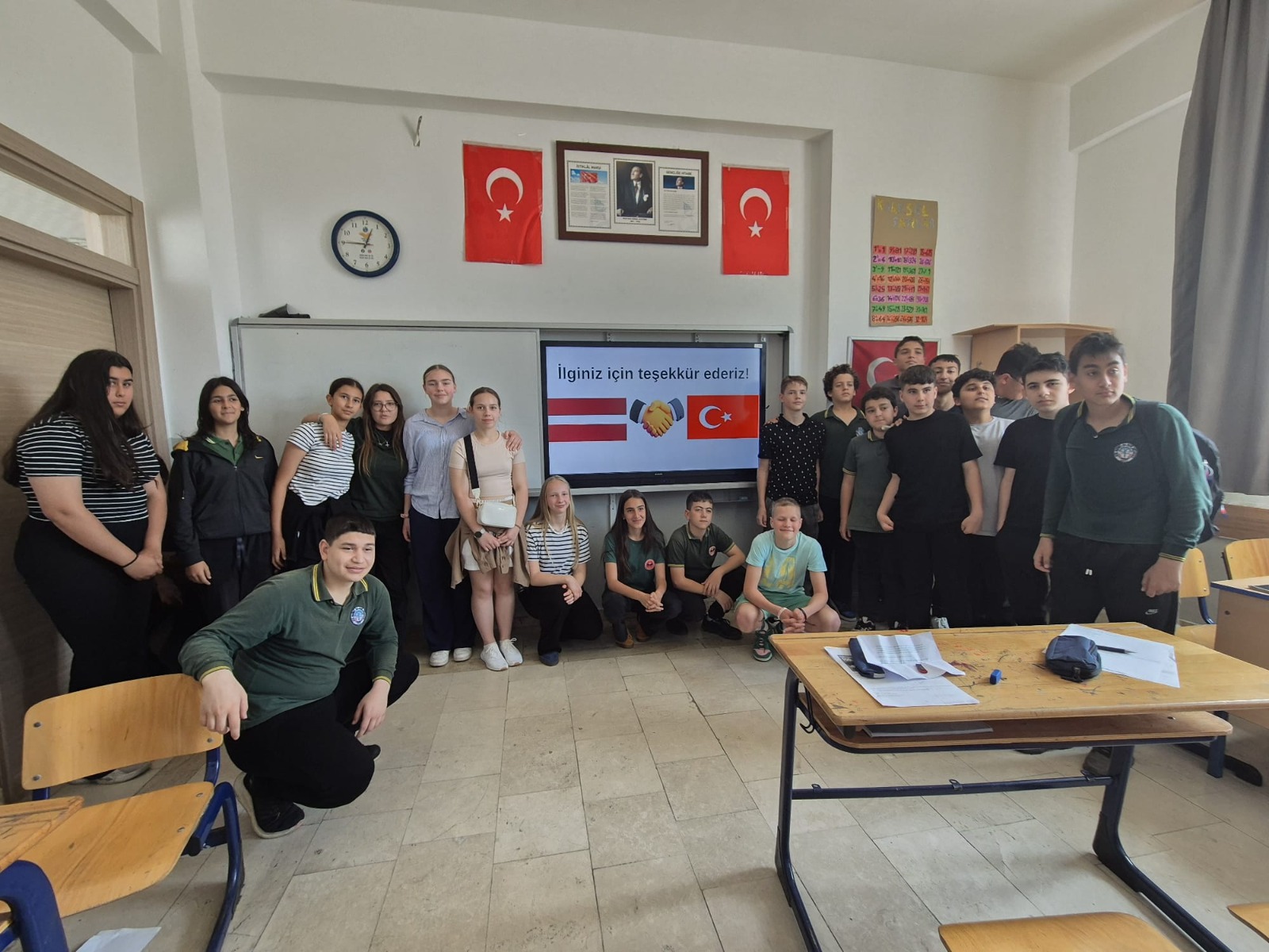 Attēlā redzami mūsu skolas skolēni un Turcijas skolas skolēni mācību klasē Turcijā