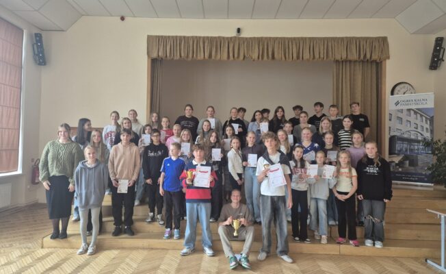 Bildē redzami skolēni