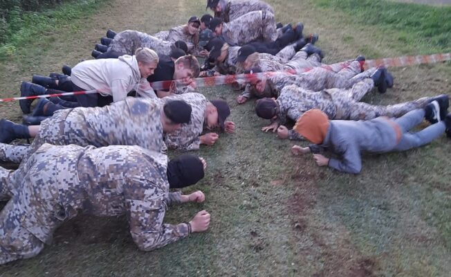 Bildē redzami jaunsargi plankā uz zemes