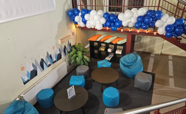 Attēlā redzams atpūtas stūrītis sporta halles foajē