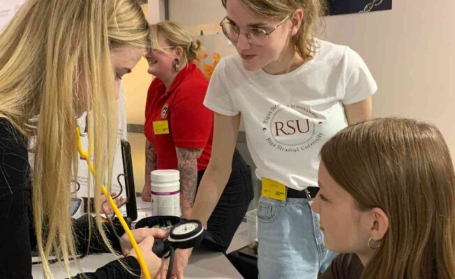 Meitenes mēra asinsspiedienu