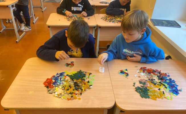 4 zēni liek stikla gabaliņus.