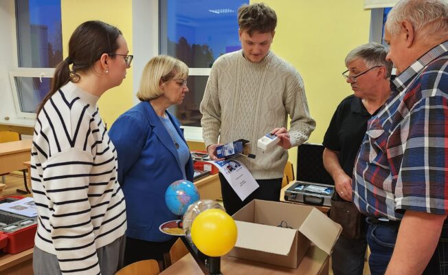 Skolotājs Rolands Gudermanis rāda kolēģiem jauno fizikas kabineta aprīkojumu