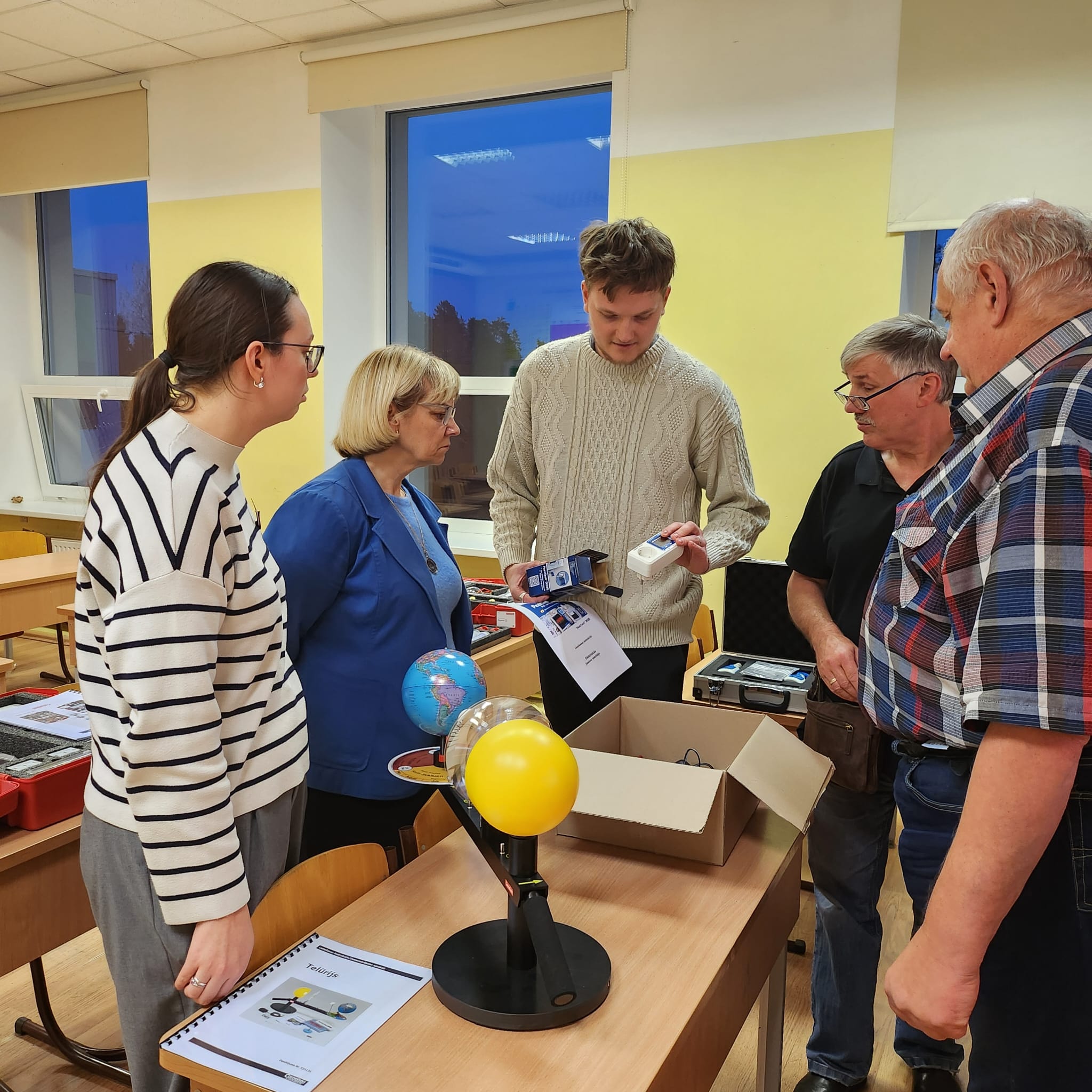 Skolotājs Rolands Gudermanis rāda kolēģiem jauno fizikas kabineta aprīkojumu