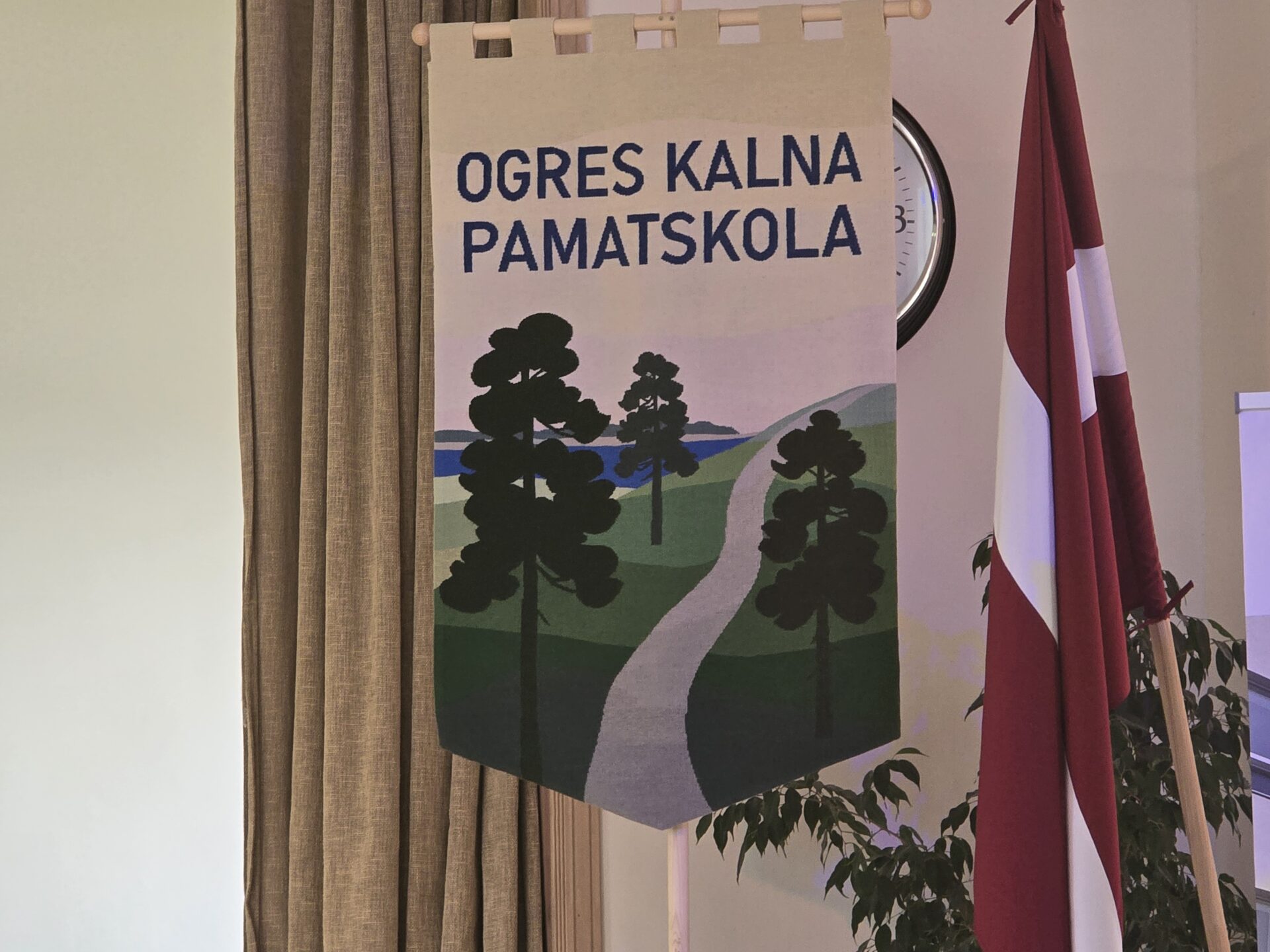 Skolas karogs blakus Latvijas karogam Lielajā zālē