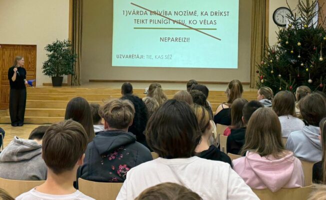 Lekcija par medijpratību skolas Lielajā zālē