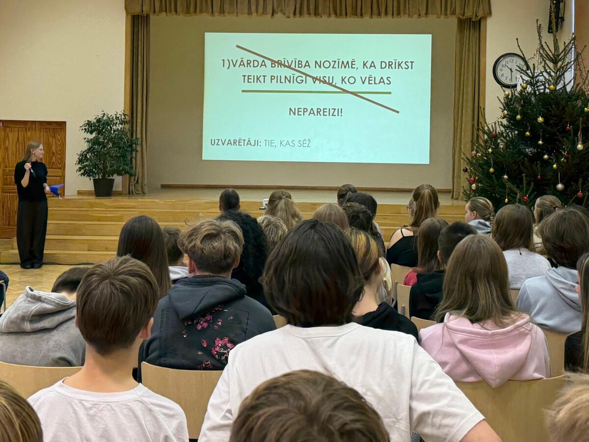 Lekcija par medijpratību skolas Lielajā zālē