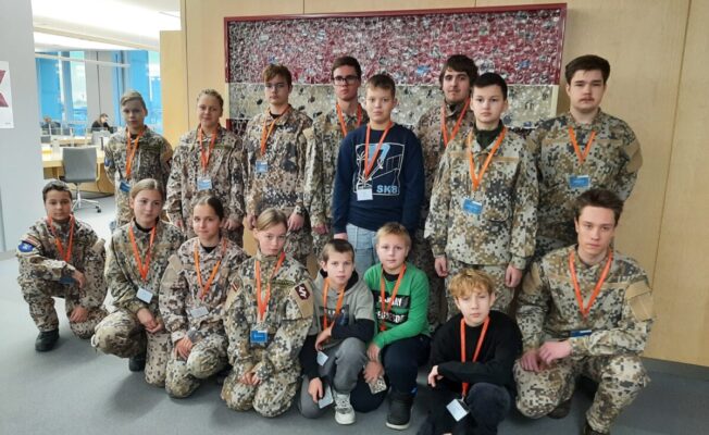 Jaunsargi pie Latvijas karoga