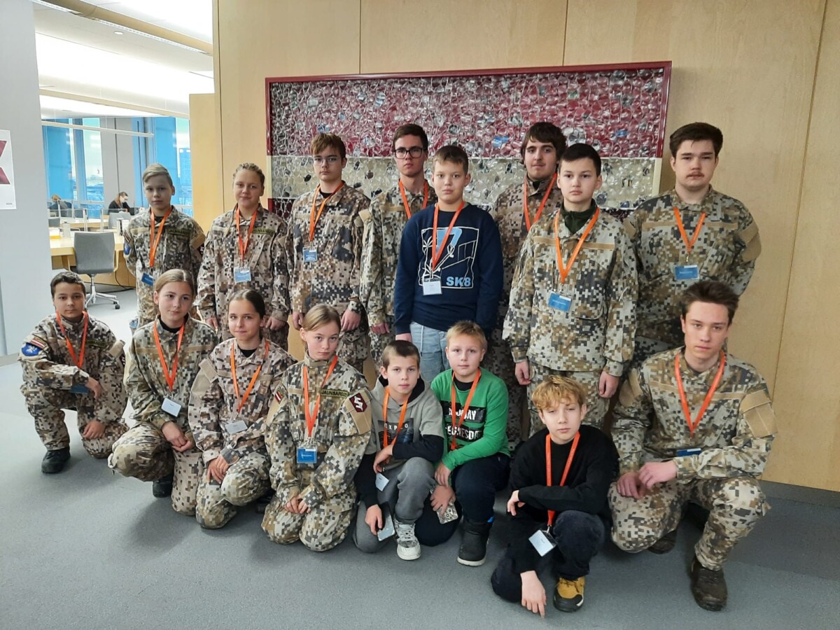 Jaunsargi pie Latvijas karoga