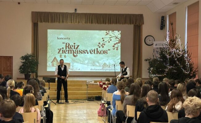 Mūziķi uzstājas koncertā “Reiz Ziemassvētkos” skolas Lielajā zālē