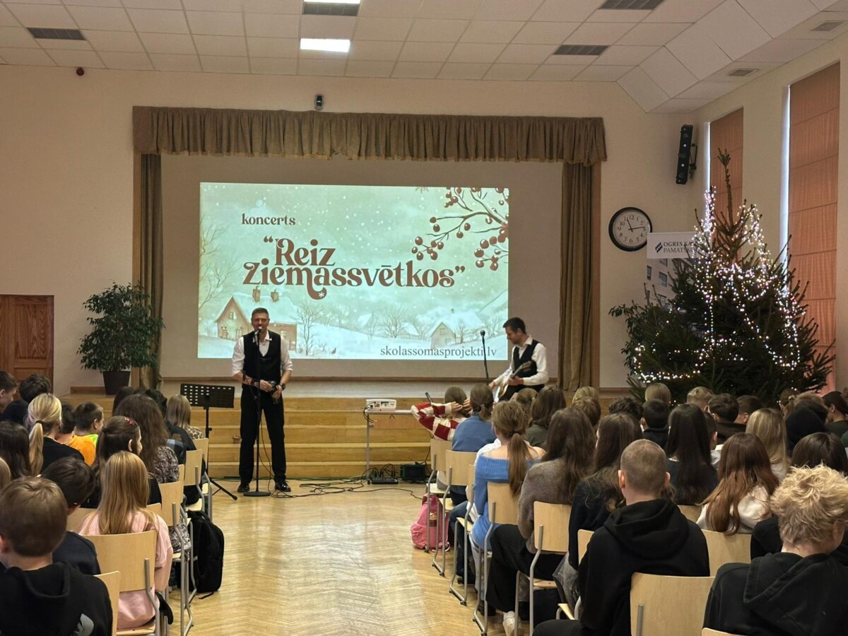 Mūziķi uzstājas koncertā “Reiz Ziemassvētkos” skolas Lielajā zālē