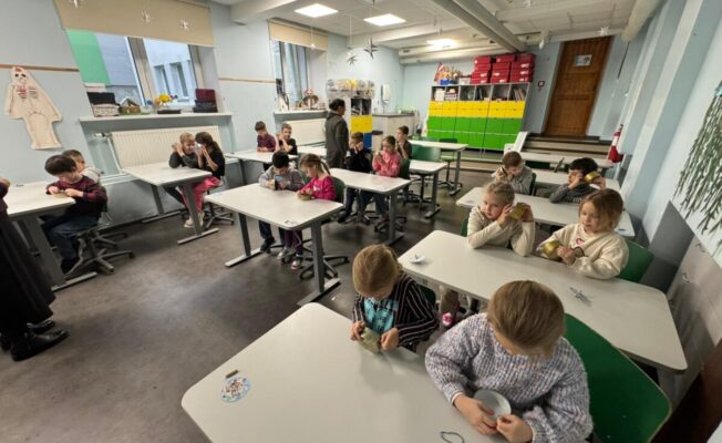 Skolēni veic eksperimentus skolotāja vadībā