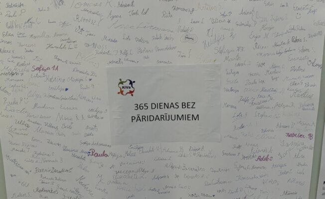 Plakāts ar skolēnu ar roku rakstītiem parakstiem