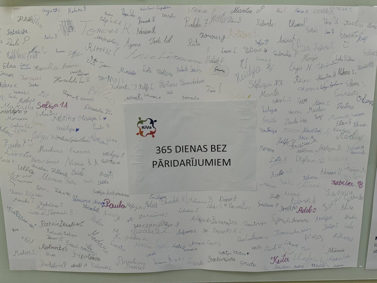 Plakāts ar skolēnu ar roku rakstītiem parakstiem