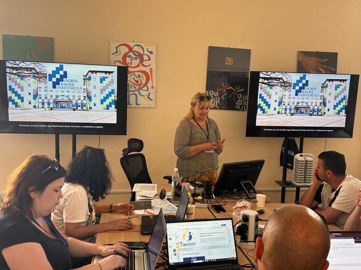 Skolotāja I.Roziņa kursu dalībniekiem prezentē Ogres Kalna pamatskolu