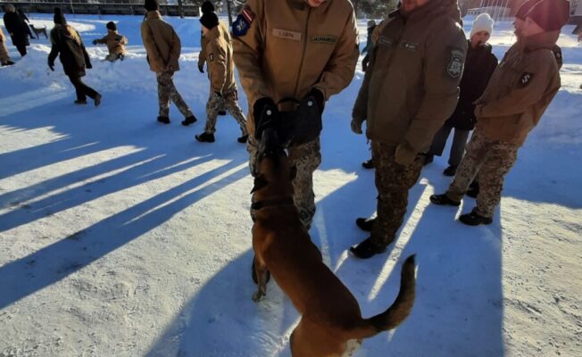 Skolas jaunsargi kopā ar dienesta suni