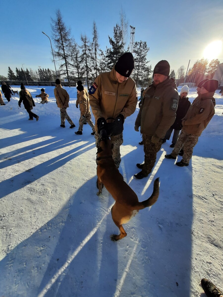 Skolas jaunsargi kopā ar dienesta suni