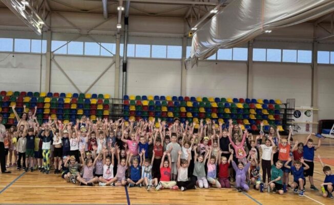 Pirmklasnieku kopbilde skolas sporta hallē