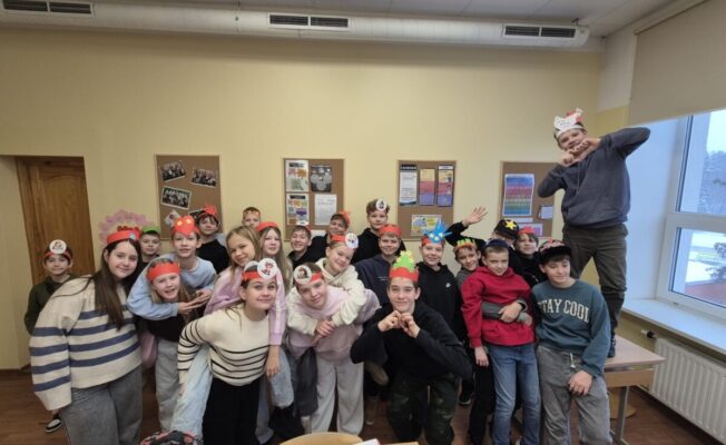 Skolēnu kopbilde ar dažādām galvas rotām