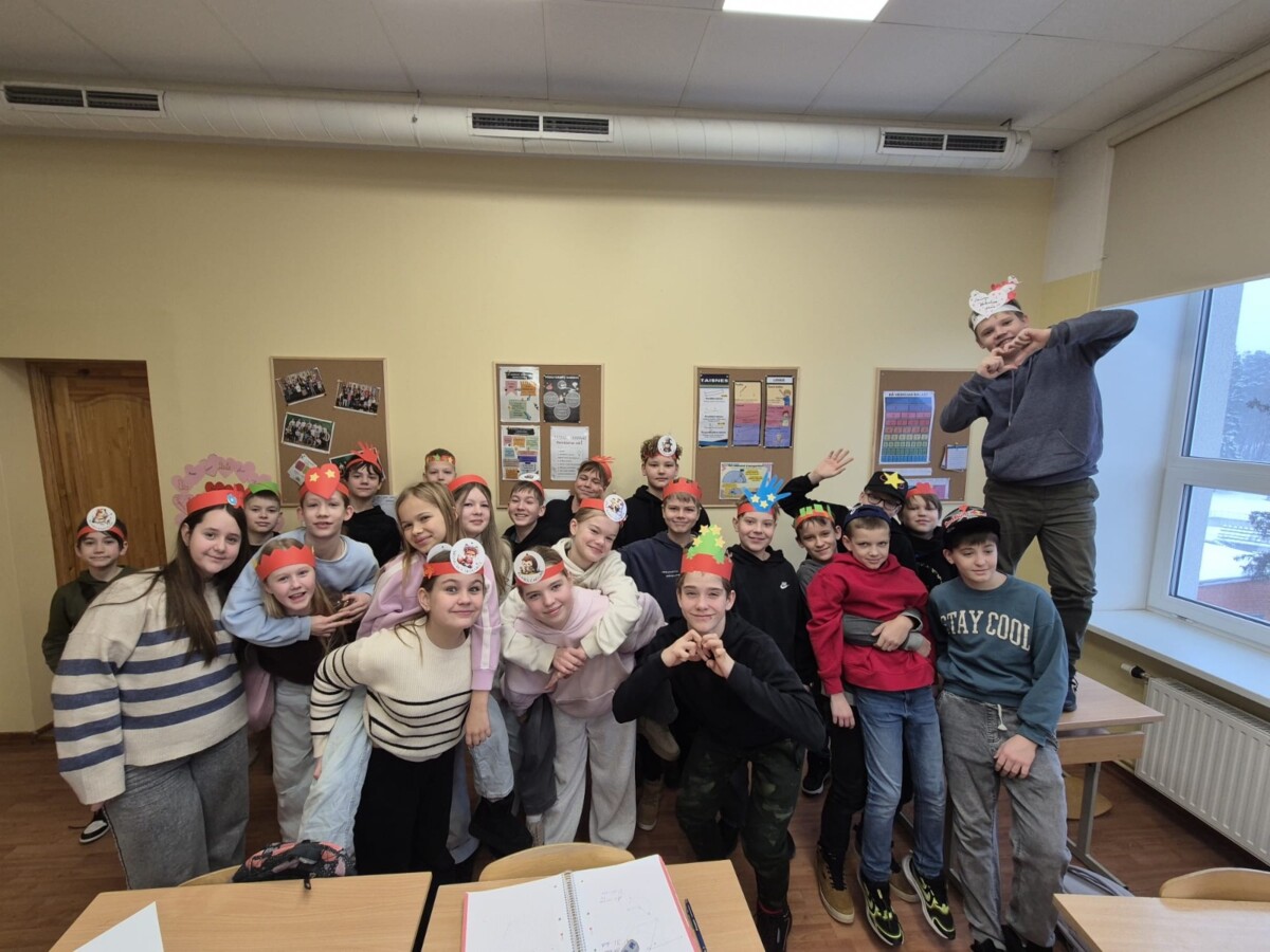 Skolēnu kopbilde ar dažādām galvas rotām