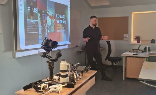 Edgars Sparāns auditorijas priekšā vada nodarbību